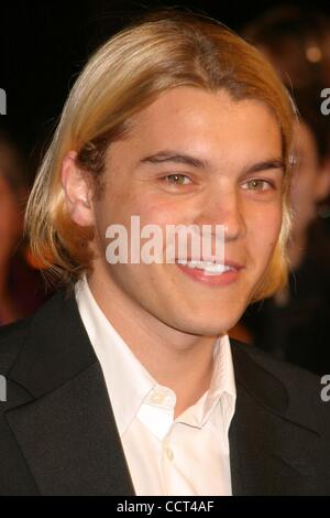 Le 4 mars 2004 - Hollywood, Californie, États-Unis - K35876EG.The Girl Next Door PREMIÈRE MONDIALE.À MANNS GRAUMAN Chinese Theatre, à Hollywood, Californie .03/04/2004. /2004/ EGI.EMILE HIRSCH(Image Crédit : Â© Ed Geller/Globe Photos/ZUMAPRESS.com) Banque D'Images