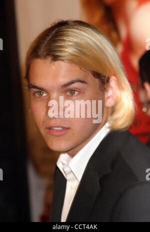 Le 4 mars 2004 - Hollywood, Californie, États-Unis - K35876EG.The Girl Next Door PREMIÈRE MONDIALE.À MANNS GRAUMAN Chinese Theatre, à Hollywood, Californie .03/04/2004. /2004/ EGI.EMILE HIRSCH(Image Crédit : Â© Ed Geller/Globe Photos/ZUMAPRESS.com) Banque D'Images