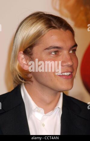 Le 4 mars 2004 - Hollywood, Californie, États-Unis - K35876EG.The Girl Next Door PREMIÈRE MONDIALE.À MANNS GRAUMAN Chinese Theatre, à Hollywood, Californie .03/04/2004. /2004/ EGI.EMILE HIRSCH(Image Crédit : Â© Ed Geller/Globe Photos/ZUMAPRESS.com) Banque D'Images