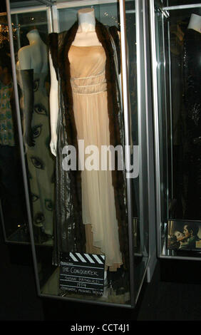 27 mars 2004 - Hollywood, Californie, États-Unis - K36304EG.MENANT MESDAMES DE VENTE À HOLLYWOOD LE MUSÉE D'Hollywood, Hollywood, Californie.03/27/2004. /E.G.I./ 2004.COSTUMES ET SOUVENIRS.(Image Crédit : Â© Ed Geller/Globe Photos/ZUMAPRESS.com) Banque D'Images