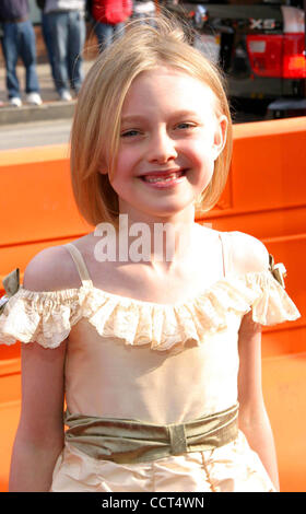 18 avril 2004 - Hollywood, Californie, États-Unis - K36584EG.MAN ON FIRE EN PREMIÈRE MONDIALE AU THÉÂTRE NATIONAL MANN, Westwood, CALIFORNIE.04/18/2004 . /E.G.I./ 2004.Dakota Fanning.(Image Crédit : Â© Ed Geller/Globe Photos/ZUMAPRESS.com) Banque D'Images