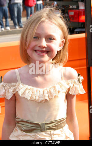 18 avril 2004 - Hollywood, Californie, États-Unis - K36584EG.MAN ON FIRE EN PREMIÈRE MONDIALE AU THÉÂTRE NATIONAL MANN, Westwood, CALIFORNIE.04/18/2004 . /E.G.I./ 2004.Dakota Fanning.(Image Crédit : Â© Ed Geller/Globe Photos/ZUMAPRESS.com) Banque D'Images