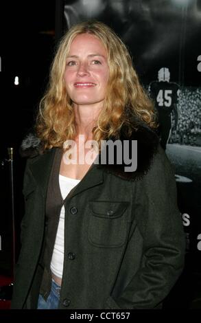 6 octobre 2004 - Hollywood, Californie, États-Unis - K39615EG.Friday Night Lights PREMIÈRE MONDIALE AU GRAUMAN'S Chinese Theatre, à Hollywood, Californie .10/06/04. /E.G.I./ 2004.Elisabeth Shue(Image Crédit : Â© Ed Geller/Globe Photos/ZUMAPRESS.com) Banque D'Images