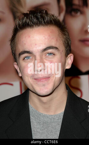 22 novembre 2004 - Hollywood, Californie, États-Unis - K40334EG .UNE PREMIÈRE AU VILLAGE THEATRE à Westwood, CALIFORNIE .11-22-2004 . /E.G.I./ Frankie Muniz(Image Crédit : Â© Ed Geller/Globe Photos/ZUMAPRESS.com) Banque D'Images