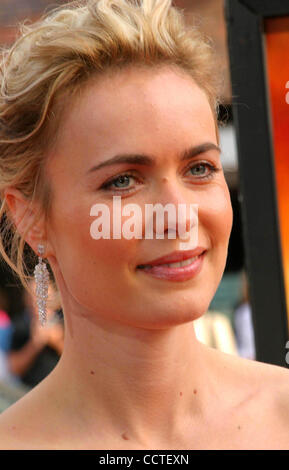 18 avril 2004 - Hollywood, Californie, États-Unis - K36584EG.MAN ON FIRE EN PREMIÈRE MONDIALE AU THÉÂTRE NATIONAL MANN, Westwood, CALIFORNIE.04/18/2004 . /E.G.I./ 2004.RADHA MITCHELL.(Image Crédit : Â© Ed Geller/Globe Photos/ZUMAPRESS.com) Banque D'Images