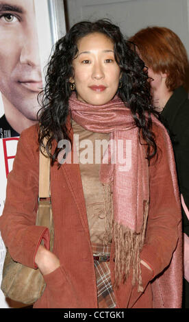 22 novembre 2004 - Hollywood, Californie, États-Unis - K40334EG .UNE PREMIÈRE AU VILLAGE THEATRE à Westwood, CALIFORNIE .11-22-2004 . /E.G.I./ SANDRA OH(Image Crédit : Â© Ed Geller/Globe Photos/ZUMAPRESS.com) Banque D'Images