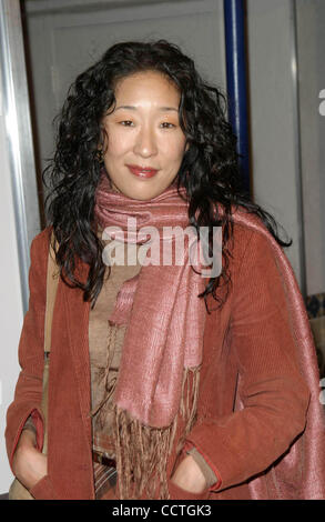 22 novembre 2004 - Hollywood, Californie, États-Unis - K40334EG .UNE PREMIÈRE AU VILLAGE THEATRE à Westwood, CALIFORNIE .11-22-2004 . /E.G.I./ SANDRA OH(Image Crédit : Â© Ed Geller/Globe Photos/ZUMAPRESS.com) Banque D'Images