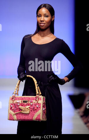 24 mars 2010 : Sac à main designer Harl Taylor des Bahamas a montré ses créations à l'îles du monde Fashion Show dans le cadre de la Semaine de la mode El Paseo tenue à El Paseo à Palm Desert, Californie. Crédit obligatoire : Gerry Maceda / Global Southcreek Banque D'Images
