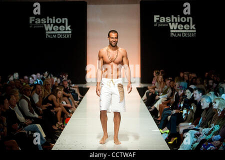 25 mars 2010 : Jamie Paul Holahan a montré son maillot de bain collection à la Fashion Week s'est tenue à El Paseo El Paseo à Palm Desert, Californie. Crédit obligatoire : Gerry Maceda / Global Southcreek Banque D'Images