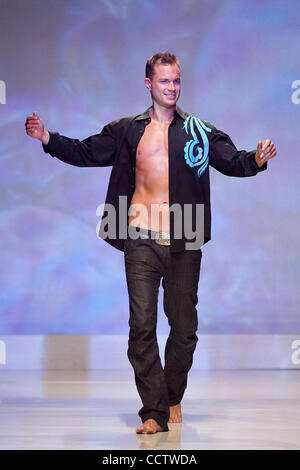 25 mars 2010 : Jamie Paul Holahan a montré son maillot de bain collection à la Fashion Week s'est tenue à El Paseo El Paseo à Palm Desert, Californie. Crédit obligatoire : Gerry Maceda / Global Southcreek Banque D'Images