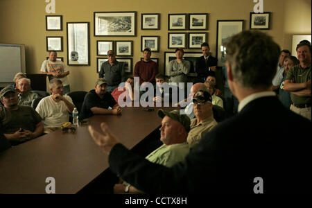 Tea Party candidat sénatorial républicain RAND PAUL (à droite) s'adresse à un groupe de mineurs de charbon au cours d'une visite à Nally & Hamilton Enterprises' des opérations des Balkans. Paul a été critiqué pour ses positions sur l'extraction du charbon, dépose au sommet mais dit propriétaires devraient être en mesure de faire tout ce qu'ils veulent Banque D'Images
