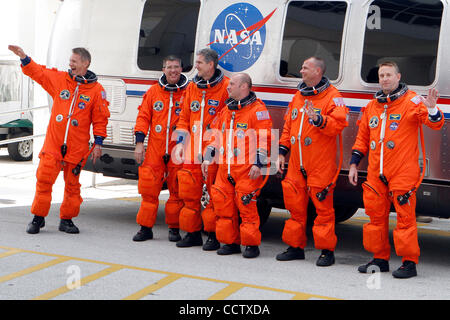 14 Mai 2010 : Les six astronautes de la navette spatiale Atlantis vague de spectateurs comme ils ont la tête de 39A pour le lancement vendredi à la Station spatiale internationale. De gauche à droite : les spécialistes de mission Piers Sellers, Steve Bowen, Michael bon et Garrett Reisman, pilote Tony Antonelli et commandant Ken Ham. Man Banque D'Images