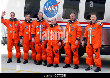 14 Mai 2010 : Les six astronautes de la navette spatiale Atlantis vague de spectateurs comme ils ont la tête de 39A pour le lancement vendredi à la Station spatiale internationale. De gauche à droite : les spécialistes de mission Piers Sellers, Steve Bowen, Michael bon et Garrett Reisman, pilote Tony Antonelli et commandant Ken Ham. Man Banque D'Images