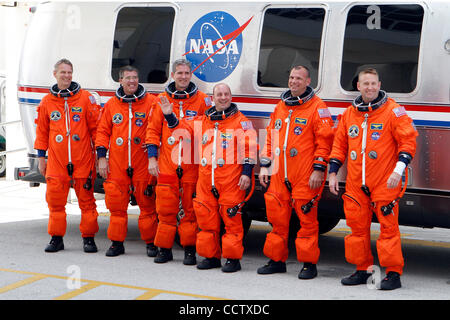 14 Mai 2010 : Les six astronautes de la navette spatiale Atlantis vague de spectateurs comme ils ont la tête de 39A pour le lancement vendredi à la Station spatiale internationale. De gauche à droite : les spécialistes de mission Piers Sellers, Steve Bowen, Michael bon et Garrett Reisman, pilote Tony Antonelli et commandant Ken Ham. Man Banque D'Images