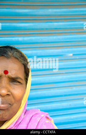 2 mai 2010, Mumbai, Inde - une femme se trouve à l'extérieur de son domicile de la Shivaji Nagar bidonville de Mumbai, Inde. Conservateur traditionnellement l'Inde a un taux élevé de violence domestique, que de nombreux organismes d'aide s'efforcent de réduire le biais de l'activité inventive des programmes visant à éduquer les jeunes hommes et les garçons. (Crédit Im Banque D'Images