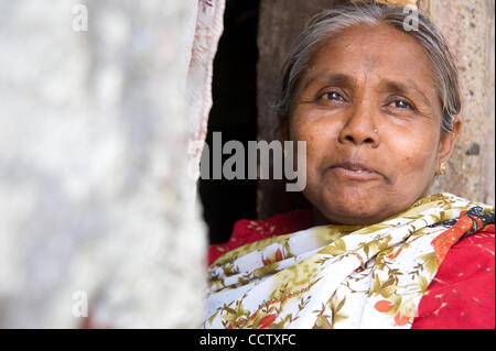 2 mai 2010, Mumbai, Inde - une vieille femme est assise à la porte de sa maison, dans le bidonville de Shivaji Nagar à Mumbai, Inde. Maison à plus de 500 000 personnes, dont de nombreux migrants, le bidonville est parmi les plus pauvres de Mumbai, et est en proie à des maladies comme la tuberculose. (Crédit Image : David Snyder/ZUMAPress) Banque D'Images