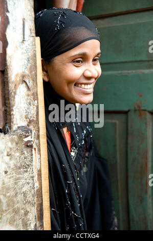 3 mai 2010, Mumbai, Inde - une femme musulmane vêtu d'une burqa traditionnelles visites amis lors d'une maison dans le Shivaji Nagar bidonville de Mumbai. Maison à plus de 500 000 personnes, dont de nombreux migrants, Shivaji Nagar compte un nombre important de musulmans. (Crédit Image : David Snyder/ZUMAPress) Banque D'Images