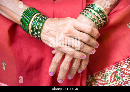 2 mai 2010, Mumbai, Inde - Les mains d'une femme âgée dans un sari dans la communauté de Bainganwadi dans le Shivaji Nagar bidonville de Mumbai. Le livre vert bangles indiquent qu'elle est mariée. (Crédit Image : David Snyder/ZUMAPress) Banque D'Images