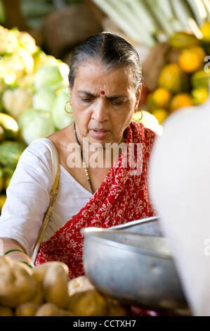 7 mai 2010, Mumbai, Inde - une femme choisit de légumes frais à une échoppe de marché dans la communauté de Chembur Mumbai, Inde. (Crédit Image : David Snyder/ZUMAPress) Banque D'Images