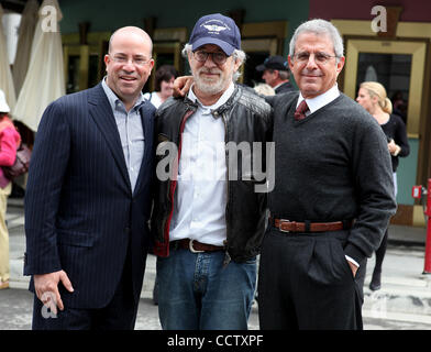 27 mai 2010 - Los Angeles, Californie, USA - (L-R) Jeff Zucker, président et directeur général de NBC Universal, Réalisateur Steven Spielberg et Ron Meyer, Président et chef de l'Universal Studios posent pour une photo lors de la réouverture de backlot nouvelles New York Street à Universal Studios. (Crédit Image : © Mark Sama Banque D'Images