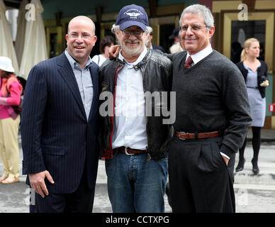 27 mai 2010 - Los Angeles, Californie, USA - (L-R) Jeff Zucker, président et directeur général de NBC Universal, Réalisateur Steven Spielberg et Ron Meyer, Président et chef de l'Universal Studios posent pour une photo lors de la réouverture de backlot nouvelles New York Street à Universal Studios. (Crédit Image : © Mark Sama Banque D'Images