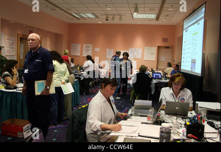 SCOTT KEELER | fois    OILCRIST 322377 QUILLE PENSACOLA (05/04/2010) 6. Des représentants de BP et l'US Coast Guard, travail à la zone unifiée de commandement à l'Arthur R. Outlaw Mobile Convention Center, Al, l'effort de coordination mardi concernant la plate-forme pétrolière Deepwater Horizon catastrophe. [SCOTT Banque D'Images