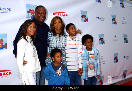 Avril 11, 2010 - Hollywood, Californie, États-Unis - HOLLY ROBINSON PEETE-mari avec RODNEY PEETE et leurs enfants.Holly Robinson Peete's ''Mon frère Charlie'' Lancement de livre .Célébration studios Culver, Culver City, CA 04-11-2010. 2010.I15173PR(Image Crédit : © Phil Roach/Photos/ZUMApress.com) Globe Banque D'Images