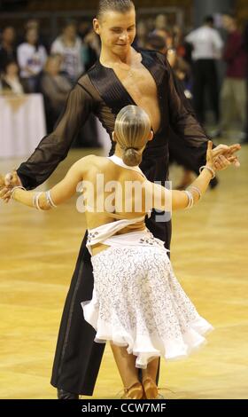 03 mai 2010 - Mourmansk, Russie - Mourmansk le championnat de danse de la Russie est le championnat de district fédéral du Nord-Ouest entre adultes et juniors, et aussi la Coupe du gouverneur de région de Mourmansk a eu lieu. Les champions de la Russie dans le cadre de la programme latino-américains d'acier Beloborodov Iliya Banque D'Images