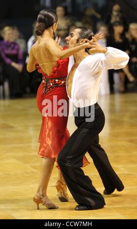 03 mai 2010 - Mourmansk, Russie - Mourmansk le championnat de danse de la Russie est le championnat de district fédéral du Nord-Ouest entre adultes et juniors, et aussi la Coupe du gouverneur de région de Mourmansk a eu lieu. Les champions de la Russie dans le cadre de la programme latino-américains d'acier Beloborodov Iliya Banque D'Images