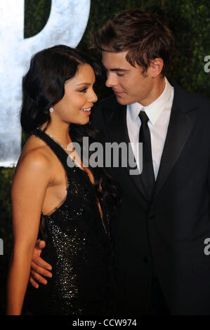 Vanessa Hudgens et Zac Efron partager un moment au Vanity Fair Le dîner et après la fête célébrant la 82e Academy Awards, dimanche 7 mars 2010, à l'hôtel Sunset Tower à West Hollywood, Californie. AFP PHOTO/RICHE SCHMITT Banque D'Images