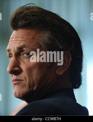 Washington, D.C., USA - acteur Sean Penn témoigne devant la Commission des relations étrangères du Sénat sur l'autonomisation Haïti à reconstruire mieux à Washington, 19 mai 2010. Penn a manqué la première de son nouveau film jeu juste à la 63e Festival International du Film de Cannes de témoigner à l'US SE Banque D'Images