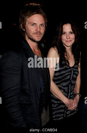 24 mai 2010 - Los Angeles, Californie, États-Unis - MARY-LOUISE PARKER, et ami de Charlie MARS posent à bord de Lionsgate (parti de l'image de Crédit : © Lisa Rose/ZUMApress.com) Banque D'Images