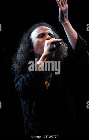 16 mai 2010 - Irvine, Californie, USA - Ronnie James Dio (Jul. 10, 1942 - Mai 16, 2010), né Ronald James Padavona, était chanteur de rock et qui s'est produit avec les bandes Elf, Rainbow, Black Sabbath, le ciel et l'enfer, et son propre groupe Dio. Il a été largement salué comme l'un des plus puissants du Fresne Banque D'Images