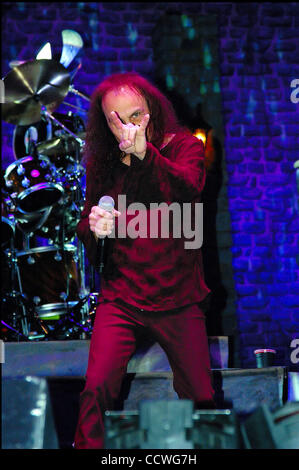 16 mai 2010 - Irvine, Californie, USA - Ronnie James Dio (Jul. 10, 1942 - Mai 16, 2010), né Ronald James Padavona, était chanteur de rock et qui s'est produit avec les bandes Elf, Rainbow, Black Sabbath, le ciel et l'enfer, et son propre groupe Dio. Il a été largement salué comme l'un des plus puissants du Fresne Banque D'Images