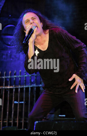 16 mai 2010 - Irvine, Californie, USA - Ronnie James Dio (Jul. 10, 1942 - Mai 16, 2010), né Ronald James Padavona, était chanteur de rock et qui s'est produit avec les bandes Elf, Rainbow, Black Sabbath, le ciel et l'enfer, et son propre groupe Dio. Il a été largement salué comme l'un des plus puissants du Fresne Banque D'Images