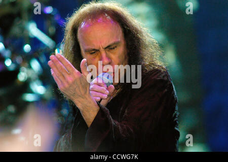 16 mai 2010 - Irvine, Californie, USA - Ronnie James Dio (Jul. 10, 1942 - Mai 16, 2010), né Ronald James Padavona, était chanteur de rock et qui s'est produit avec les bandes Elf, Rainbow, Black Sabbath, le ciel et l'enfer, et son propre groupe Dio. Il a été largement salué comme l'un des plus puissants du Fresne Banque D'Images