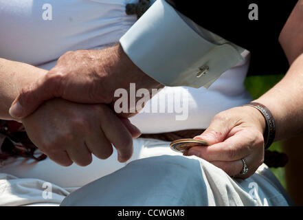 31 mai 2010 - Washington, District of Columbia, États-Unis, - le Vice-président Joe Biden présente sa pièce à la vice-présidence d'une femme pendant sa visite le cimetière national d'Arlington sur Memorial Day. (Crédit Image : ©/ZUMApress.com) Marovich Pete Banque D'Images