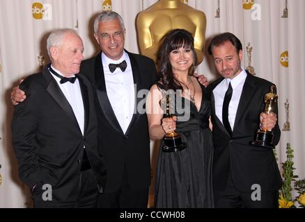 Mar 07, 2010 - Hollywood, Californie, USA - meilleur film documentaire gagnants Richard O'Barry (L), directeur LOUIE PSIHOYOS (2L), producteur PAULA DUPRÉ PESMAN (2e R) et l'acteur FISHER STEVENS dans le film 'The Cove', afficher leur Oscar à la la 82e Academy Awards (crédit Image : Â© Lisa O'Connor Banque D'Images