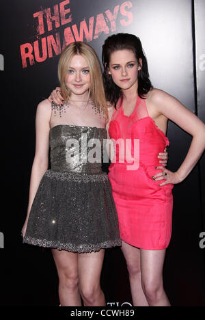 11 mars 2010 - Hollywood, Californie, USA - Actrices Dakota Fanning et Kristen Stewart arrivant à l'fugue' Los Angeles Premiere tenue au Cinerama Dome. (Crédit Image : © Lisa O'Connor/ZUMA Press) Banque D'Images