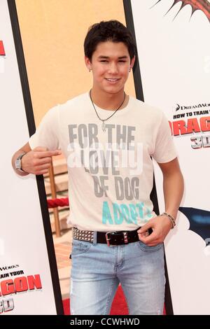 Mar 21, 2010 - Universal City, California, USA - Acteur BOOBOO STEWART arrivant à l 'How to Train Your Dragon' Los Angeles Premiere tenue à l'Amphithéâtre Gibson. (Crédit Image : Â© Lisa O'Connor/ZUMA Press) Banque D'Images