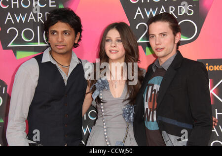 Mar 27, 2010 - Westwood, Californie, USA - Acteurs M Night Shyamalan et NICOLA PELTZ et Jackson Rathbone arrivant au Kid's Choice Awards 2010 qui a eu lieu à l'UCLA. (Crédit Image : © Lisa O'Connor/ZUMA Press) Banque D'Images