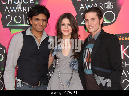 Mar 27, 2010 - Westwood, Californie, USA - Acteurs M Night Shyamalan et NICOLA PELTZ et Jackson Rathbone arrivant au Kid's Choice Awards 2010 qui a eu lieu à l'UCLA. (Crédit Image : © Lisa O'Connor/ZUMA Press) Banque D'Images