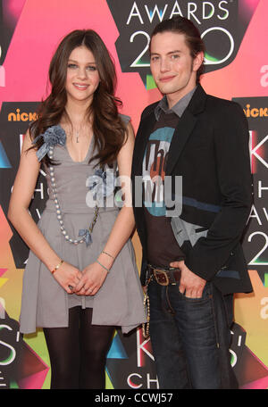 Mar 27, 2010 - Westwood, Californie, USA - Acteurs NICOLA PELTZ et Jackson Rathbone arrivant au Kid's Choice Awards 2010 qui a eu lieu à l'UCLA. (Crédit Image : © Lisa O'Connor/ZUMA Press) Banque D'Images