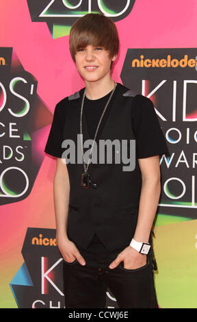 Mar 27, 2010 - Westwood, Californie, USA - JUSTIN BIEBER arrivant au Kid's Choice Awards 2010 qui a eu lieu à l'UCLA. (Crédit Image : © Lisa O'Connor/ZUMA Press) Banque D'Images