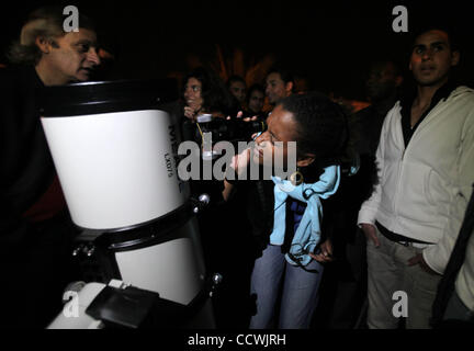 Apr 29, 2010 - La ville de Gaza, bande de Gaza - une femme palestinienne regarde à travers un télescope au cours d'une conférence donnée par l'astrophysicien palestinien S. Baraka, au Centre Culturel Français dans la ville de Gaza. Baraka, un astrophysicien, chercheur et expert de la météo spatiale à la NASA, a été soulevée de l'humble beginni Banque D'Images