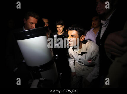 Apr 29, 2010 - La ville de Gaza, bande de Gaza - Un palestinien regarde à travers un télescope au cours d'une conférence donnée par l'astrophysicien palestinien S. Baraka, au Centre Culturel Français dans la ville de Gaza. Baraka, un astrophysicien, chercheur et expert de la météo spatiale à la NASA, a été soulevée depuis ses début Banque D'Images