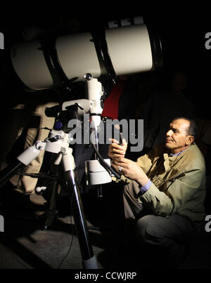 Apr 29, 2010 - La ville de Gaza, bande de Gaza - l'astrophysicien palestinien SULEIMAN BARAKA propose une conférence au Centre Culturel Français dans la ville de Gaza. Baraka, un astrophysicien, chercheur et expert de la météo spatiale à la NASA, a été soulevée depuis ses débuts modestes dans la violence de toutes parts, à Gaza. Il est maintenant de retour accueil wi Banque D'Images