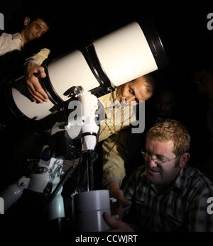 Avril 29, 2010 - La ville de Gaza, bande de Gaza - l'astrophysicien palestinien SULEIMAN BARAKA (C) offre une conférence au Centre Culturel Français dans la ville de Gaza. Baraka, un astrophysicien, chercheur et expert de la météo spatiale à la NASA, a été soulevée depuis ses débuts modestes dans la violence de toutes parts, à Gaza. Il est maintenant de retour ho Banque D'Images