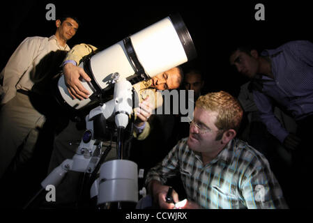 Apr 29, 2010 - La ville de Gaza, bande de Gaza - l'astrophysicien palestinien SULEIMAN BARAKA (C) offre une conférence au Centre Culturel Français dans la ville de Gaza. Baraka, un astrophysicien, chercheur et expert de la météo spatiale à la NASA, a été soulevée depuis ses débuts modestes dans la violence de toutes parts, à Gaza. Il est maintenant de retour de mission Banque D'Images