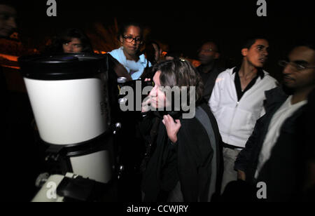 Apr 29, 2010 - La ville de Gaza, bande de Gaza - une femme palestinienne regarde à travers un télescope au cours d'une conférence donnée par l'astrophysicien palestinien S. Baraka, au Centre Culturel Français dans la ville de Gaza. Baraka, un astrophysicien, chercheur et expert de la météo spatiale à la NASA, a été soulevée de l'humble beginni Banque D'Images